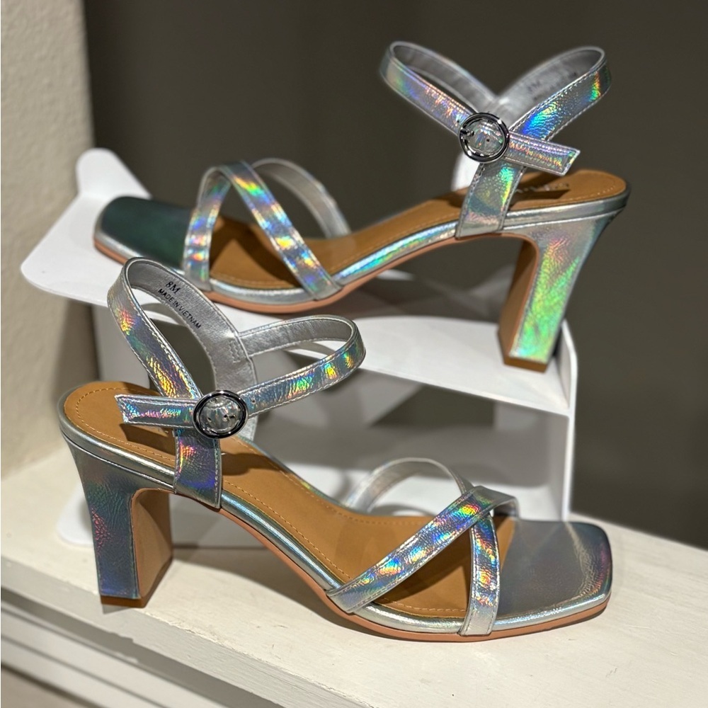 Lisa Vicky Vision Silver Iridescent Strappy Heels Womens Size 8 M